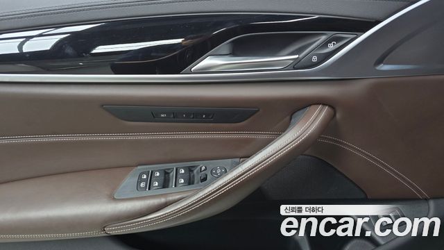 BMW 5-Series 2019 — photo 24