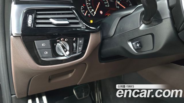 BMW 5-Series 2019 — photo 25