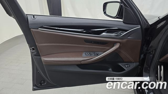 BMW 5-Series 2019 — photo 14