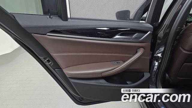 BMW 5-Series 2019 — photo 15