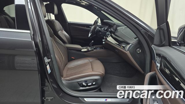 BMW 5-Series 2019 — photo 16