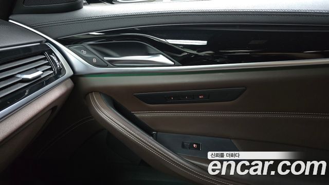 BMW 5-Series 2019 — photo 29