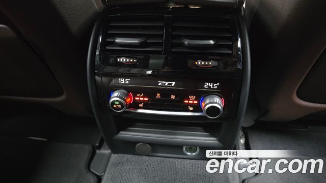 BMW 5-Series 2019 — photo 30