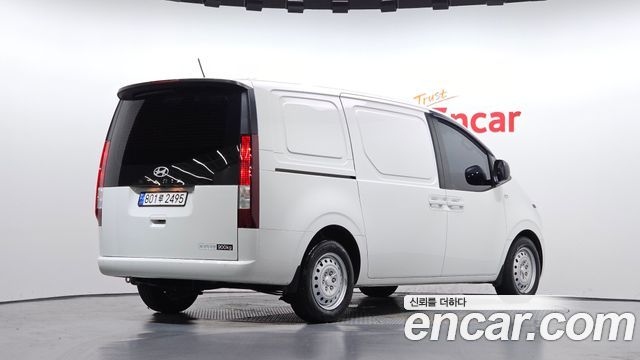 Hyundai Staria 2025 — photo 2