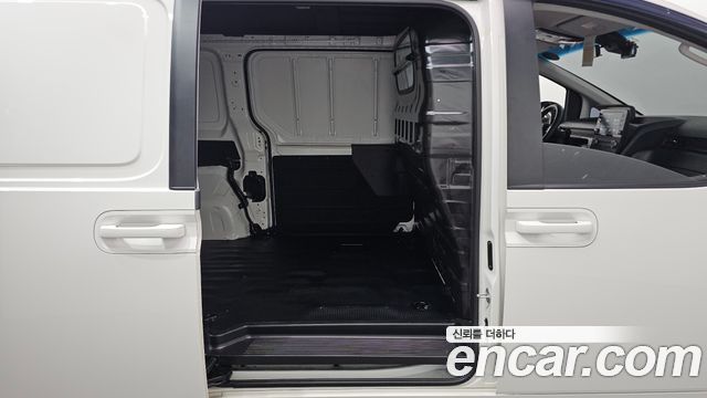 Hyundai Staria 2025 — photo 17