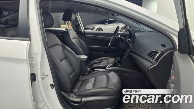Hyundai AVANTE 2018 — photo 13