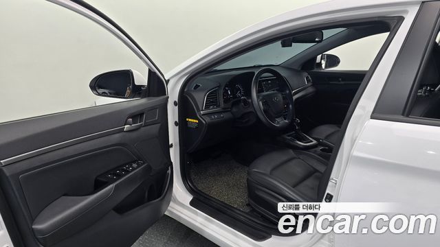 Hyundai AVANTE 2018 — photo 17