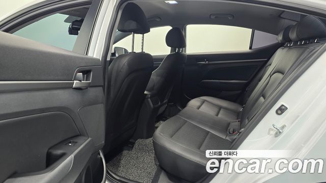 Hyundai AVANTE 2018 — photo 18