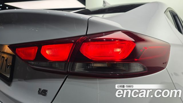 Hyundai AVANTE 2018 — photo 9