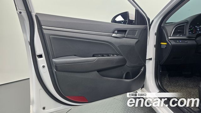 Hyundai AVANTE 2018 — photo 14