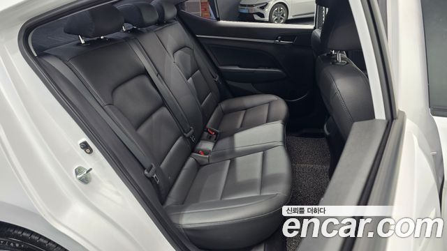 Hyundai AVANTE 2018 — photo 16