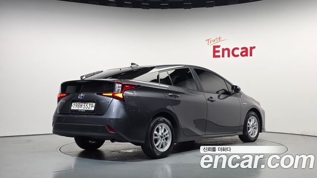 Toyota Prius 2021 — photo 2