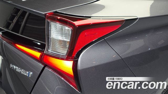 Toyota Prius 2021 — photo 9