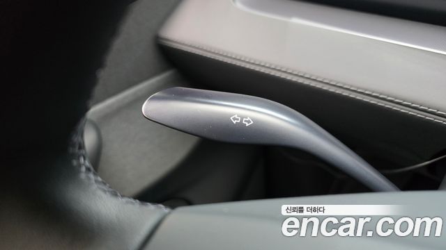 Tesla Model Y 2025 — photo 9