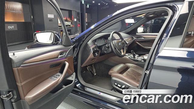 BMW 5-Series 2018 — photo 13