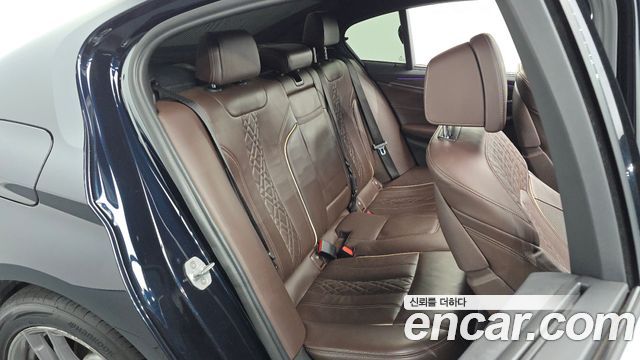 BMW 5-Series 2018 — photo 17