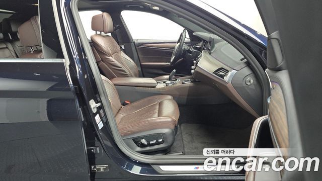 BMW 5-Series 2018 — photo 18