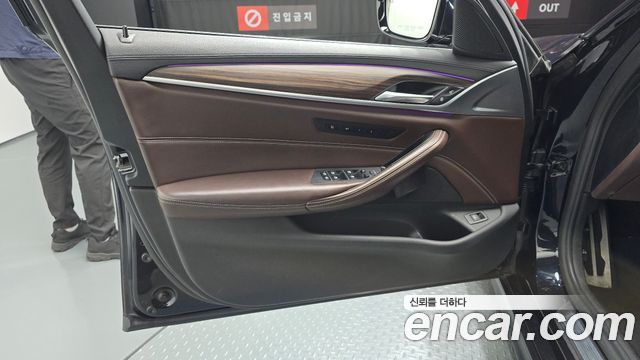 BMW 5-Series 2018 — photo 14