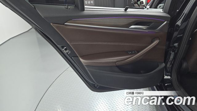 BMW 5-Series 2018 — photo 15