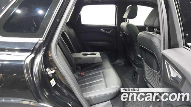 Audi Q4 e-tron 2023 — photo 17