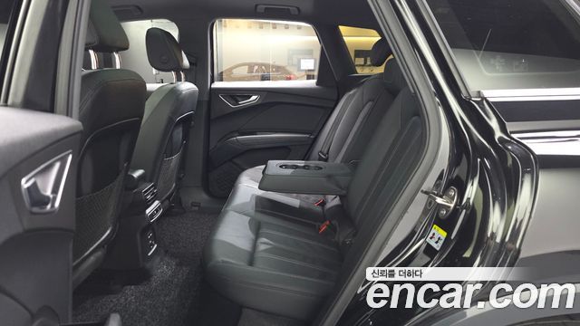 Audi Q4 e-tron 2023 — photo 18