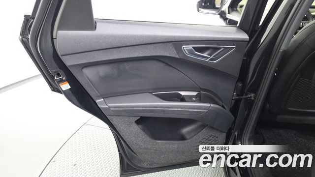 Audi Q4 e-tron 2023 — photo 15