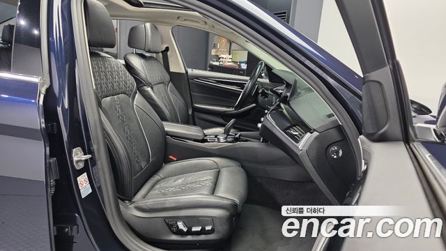 BMW 5-Series 2020 — photo 17