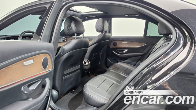 Mercedes-Benz E-Class 2021 — photo 12