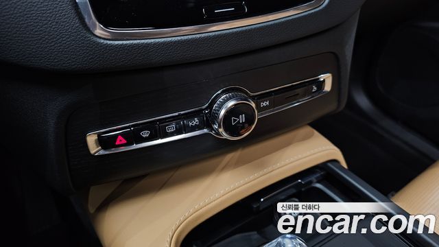 Volvo XC90 2021 — photo 32
