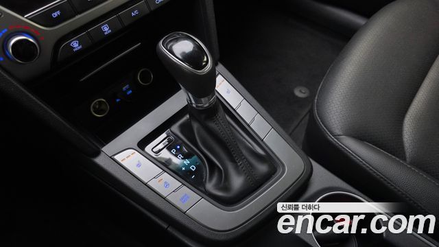 Hyundai AVANTE 2017 — photo 12