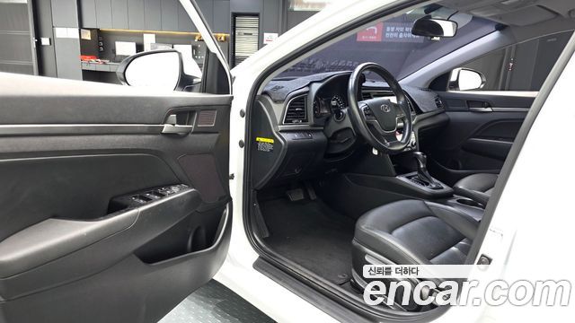 Hyundai AVANTE 2017 — photo 13