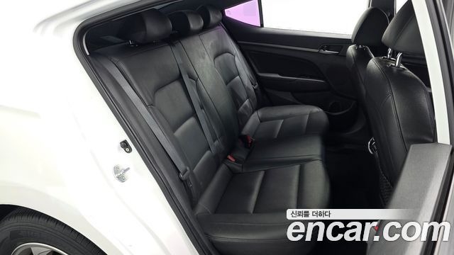 Hyundai AVANTE 2017 — photo 17