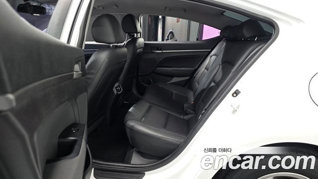 Hyundai AVANTE 2017 — photo 18
