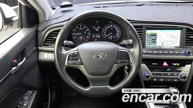 Hyundai AVANTE 2017 — photo 19