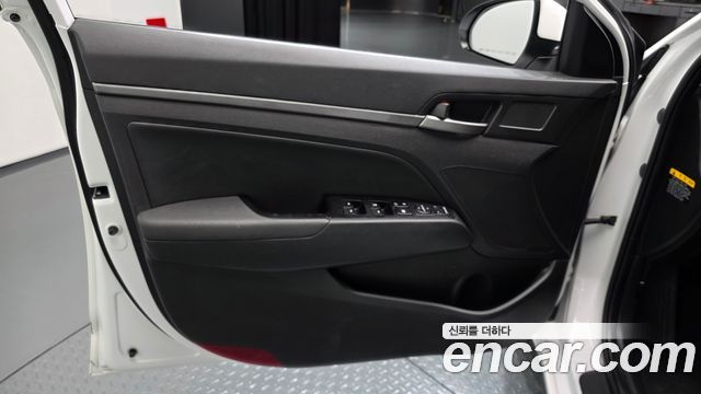 Hyundai AVANTE 2017 — photo 14