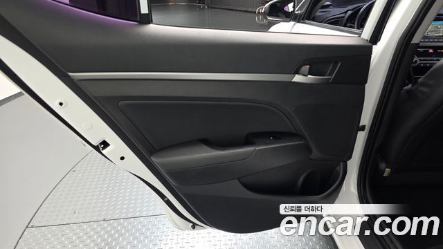 Hyundai AVANTE 2017 — photo 15