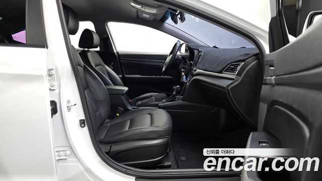 Hyundai AVANTE 2017 — photo 16