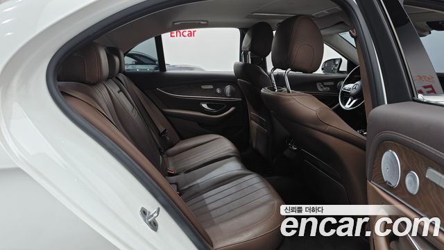 Mercedes-Benz E-Class 2019 — photo 17