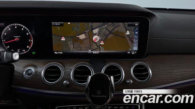 Mercedes-Benz E-Class 2019 — photo 18
