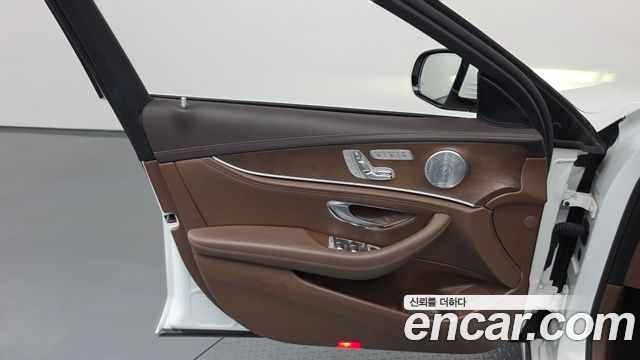 Mercedes-Benz E-Class 2019 — photo 14