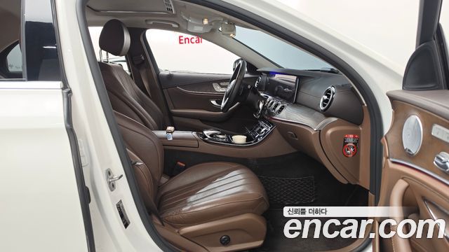 Mercedes-Benz E-Class 2019 — photo 16