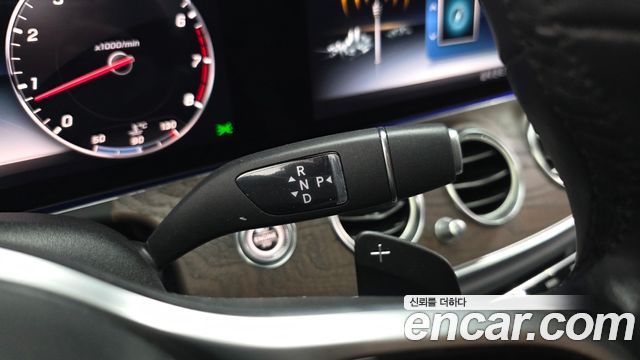 Mercedes-Benz E-Class 2019 — photo 12
