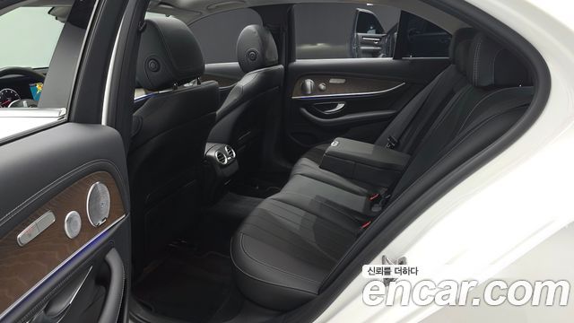Mercedes-Benz E-Class 2019 — photo 17