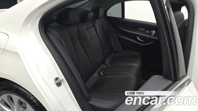 Mercedes-Benz E-Class 2019 — photo 18