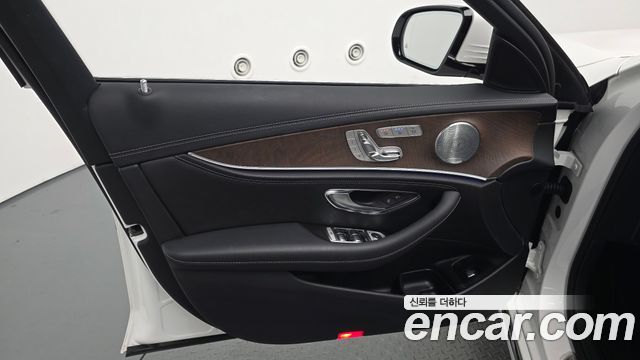 Mercedes-Benz E-Class 2019 — photo 14