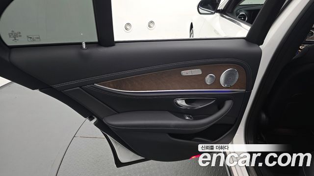 Mercedes-Benz E-Class 2019 — photo 15