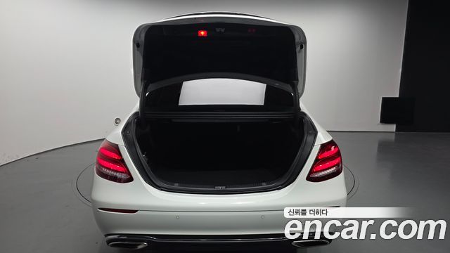 Mercedes-Benz E-Class 2019 — photo 33