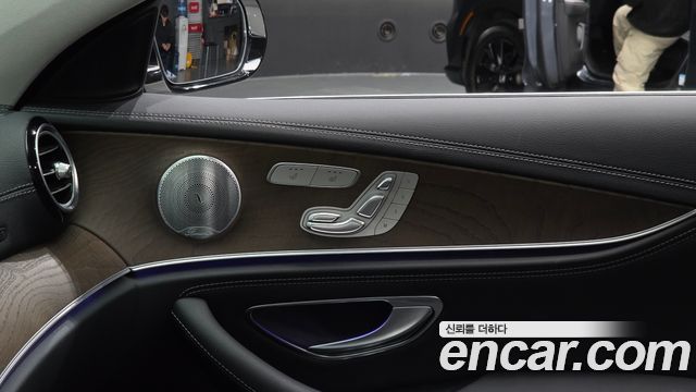 Mercedes-Benz E-Class 2019 — photo 34