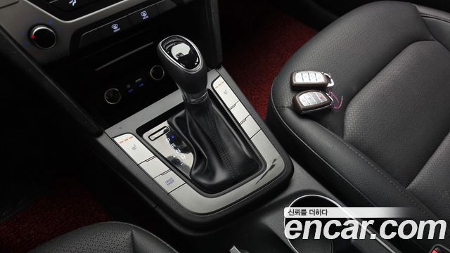 Hyundai AVANTE 2018 — photo 12