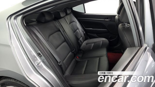Hyundai AVANTE 2018 — photo 17